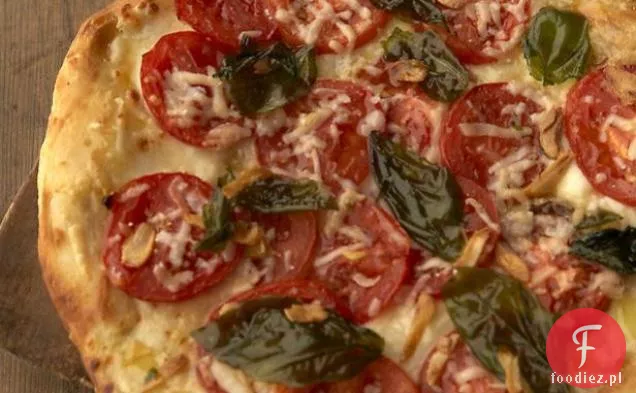 Pizza ze świeżymi pomidorami i bazylią