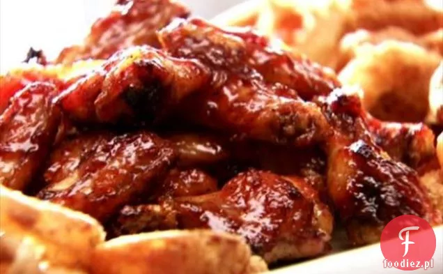 Pikantne słodkie lepkie skrzydełka z chrupiącymi pierścieniami