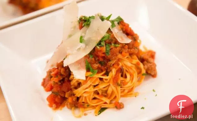 Linguini Bolognese z pancettą, wołowiną, sosem pomidorowym, ziołami i parmezanem