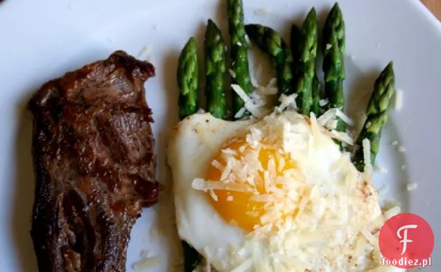 Niedzielny Brunch: stek, jajka i słoneczne szparagi