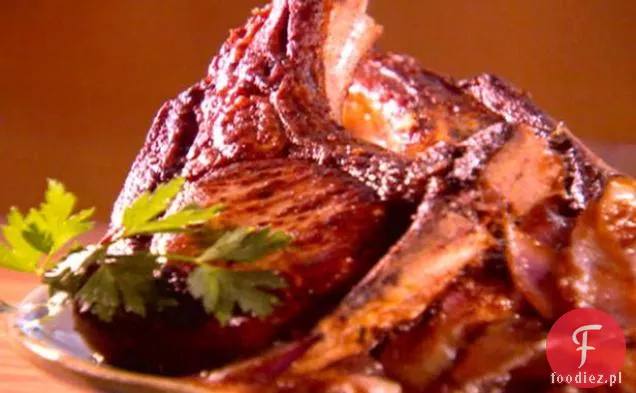 Kotlety wieprzowe marynowane w musztardzie o grubym kroju z karmelizowaną czerwoną cebulą