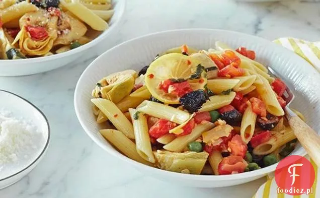 Penne z karczochami, czarnymi oliwkami i groszkiem