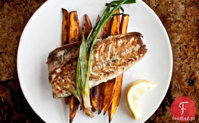 Makrela pieczona na patelni ze słodkimi ziemniakami