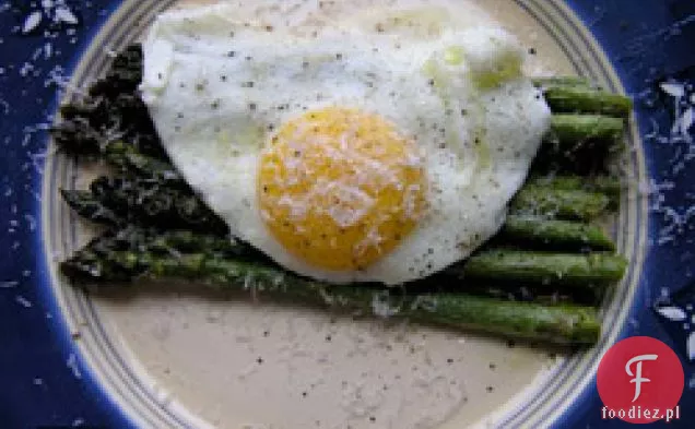 Dziś Kolacja: Szparagi Z Jajkiem Sadzonym I Parmezanem