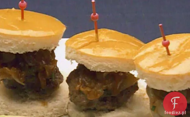 Mini-burgery z serem Kobe Bleu z cebulą Cipollini w redukcji balsamicznej