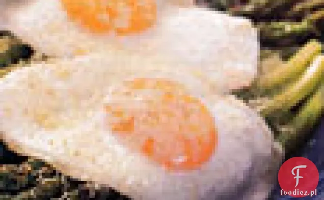 Jajka sadzone i szparagi z parmezanem