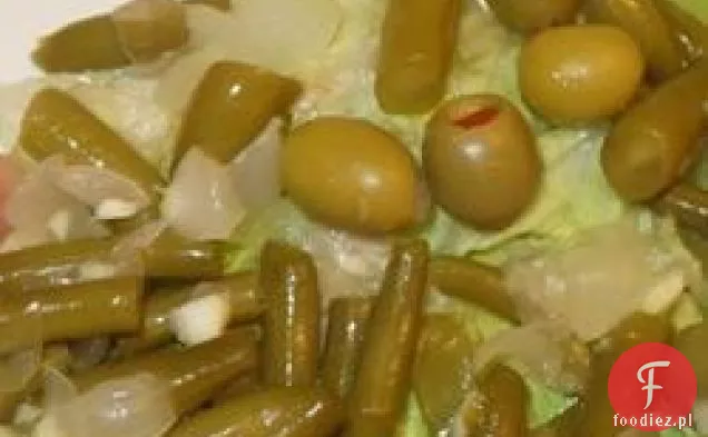 Sałatka z zielonej fasoli i faszerowanej oliwy