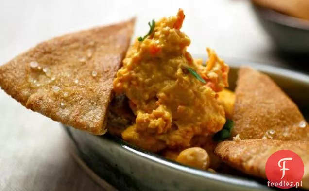 Hummus z czerwonej papryki z prażonymi trójkątami Pita