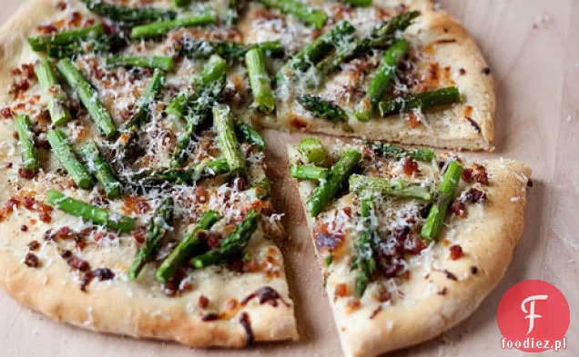 Flatbread Z Pancettą, Mozzerellą I Szparagami