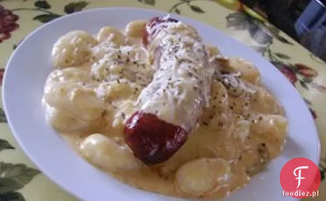 Kiełbaski i Gnocchi z pieczoną szalotką i sosem serowym