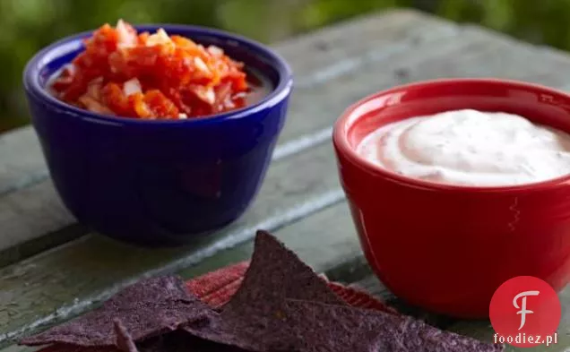 Czerwone i białe podwójne łyżki z niebieskimi chipsami kukurydzianymi