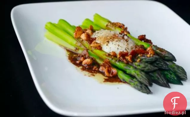 Szparagi z boczkiem-orzechowym winegretem i jajkiem wolno gotowanym