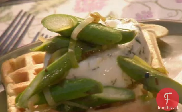 Szparagi z porami i pancettą z jajkami en Cocotte