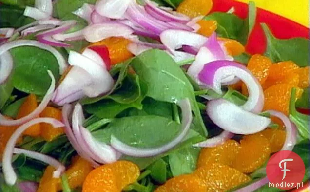 Sałatka ze szpinaku dla dzieci z mandarynką i czerwoną cebulą