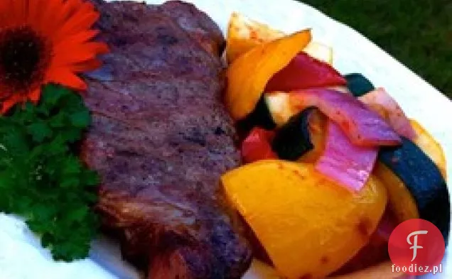 Planked New York Strip Steak z grillowanymi warzywami