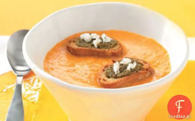 Żółta zupa pomidorowa z grzankami z koziego sera