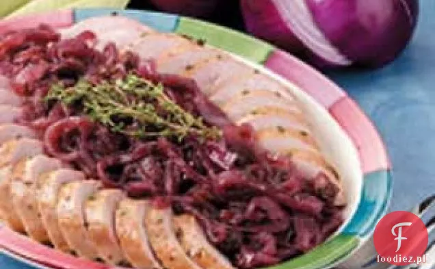 Polędwiczka wieprzowa z glazurowaną czerwoną cebulą