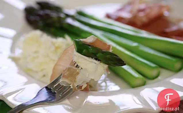 Szparagi Z Burratą I Prosciutto