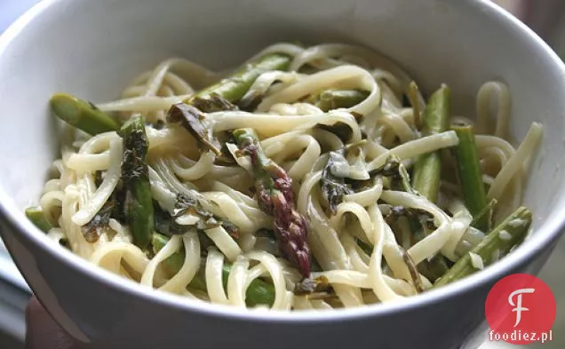 Szparagi, Białe Wino I Creme Fraîche Linguini
