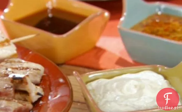 Smażony tuńczyk, żółty ogon i łosoś z trzema sosami do maczania