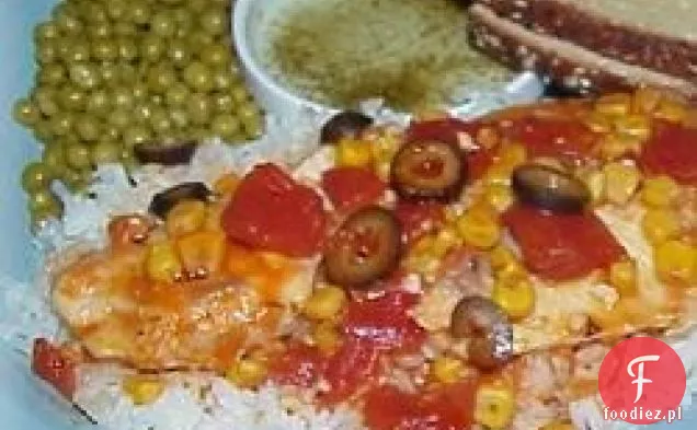 Tilapia z pomidorami, czarnymi oliwkami i kukurydzą