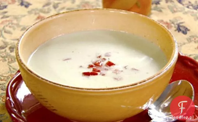 Letnia zupa jogurtowa z pomidorem i bazylią