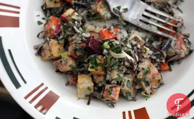 Sałatka z dzikiego ryżu z pieczonymi warzywami i sosem cytrynowo-tahini