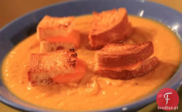 Zupa z pieczonych warzyw korzeniowych z grillowanymi grzankami serowymi