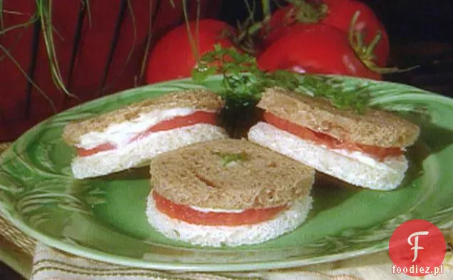 Kanapka z pomidorami z pietruszką lub bazylią
