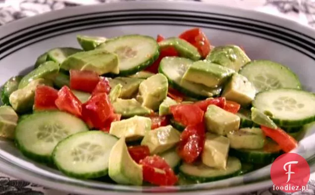 Sałatka ogórkowo-pomidorowo-awokado z winegretem tequili i limonki