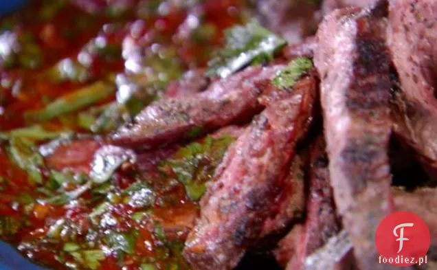 Grillowany stek ze spódnicy z zielonym i dymnym Czerwonym Chimichurri