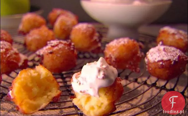 Zeppole jabłkowe z bitą śmietaną cynamonową