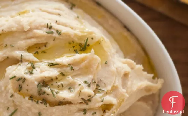 Pieczony Czosnek I Hummus Z Białej Fasoli, Podawany Na Ciepło