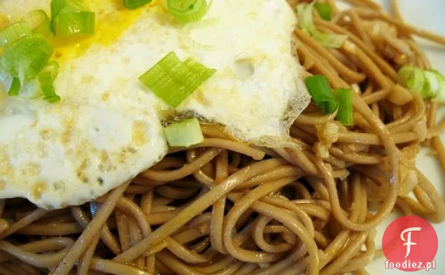 Makaron soba sezamowo-czosnkowy z jajkiem sadzonym
