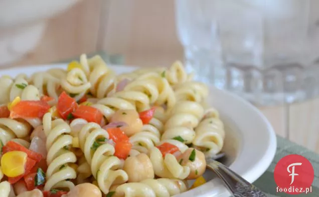 Sałatka makaronowa w stylu Succotash z sosem z pieczonego czosnku