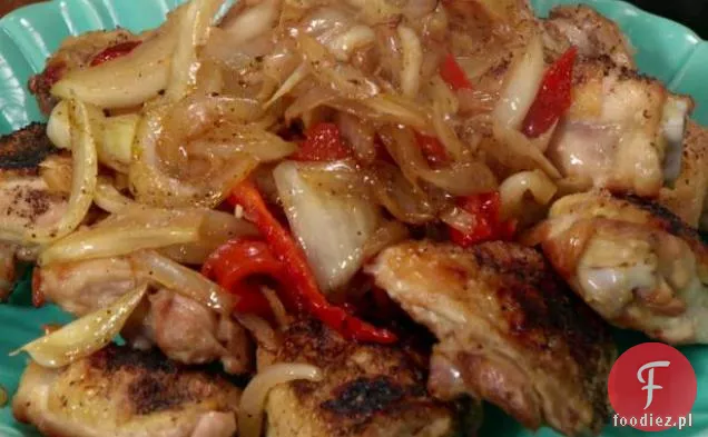 Pieczone udka z kurczaka z koprem włoskim, cebulą i pieczoną czerwoną papryką