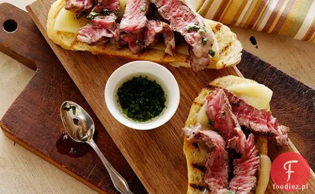 Mini kanapki z otwartym stekiem na pieczywie czosnkowym z dojrzałym Provolone i olejem Pietruszkowym