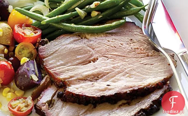 Łopatka wieprzowa grillowana na węglu drzewnym ze świeżymi ziołami i pieczonym czosnkiem