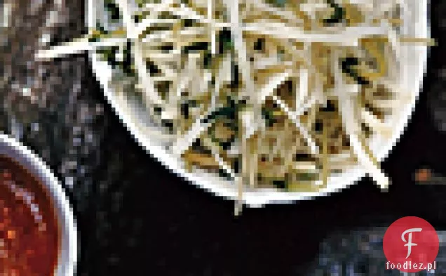Plastry kalarepy i pędy grochu z sosem sezamowym