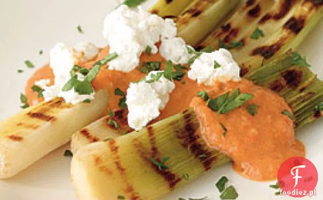 Grillowane Pory Z Pieczonym Pieprzem Vinaigrette I Kozim Serem