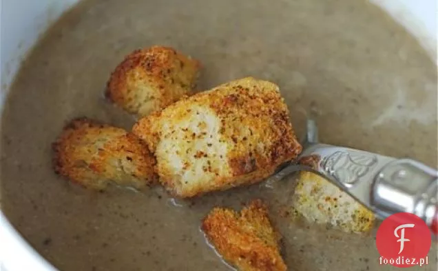 Kremowa Zupa Z Pora Grzybowego Z Pieprznymi Grzankami Parmezanowymi