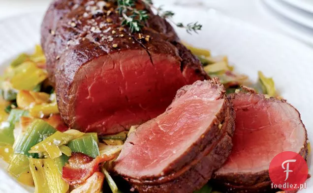 Polędwica wołowa z boczkiem i kremowym porem