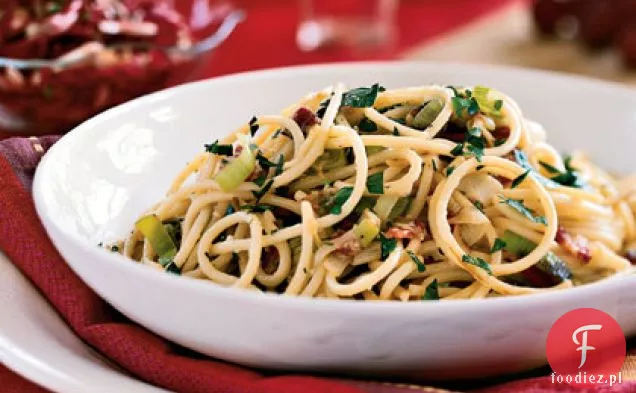 Spaghetti Carbonara z porami i pancettą