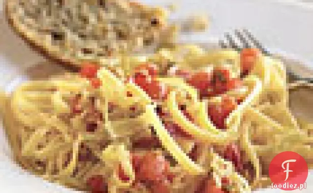 Linguine z pikantnym porem i sosem pomidorowym