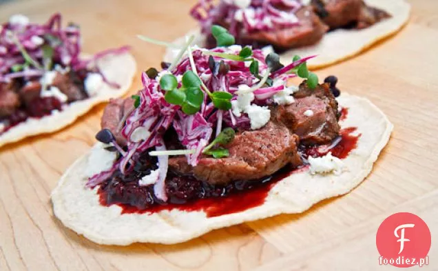 Tacos z kaczki z salsą wiśniową Chipotle i pokruszonym kozim serem