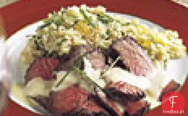 Grillowana polędwica wołowa z sosem pieczonym czosnkiem i komosą Porowo-pomidorową