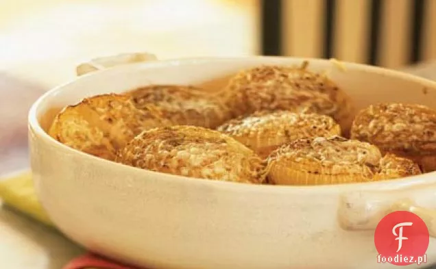 Pieprzna pieczona cebula z szałwią i Gruyère