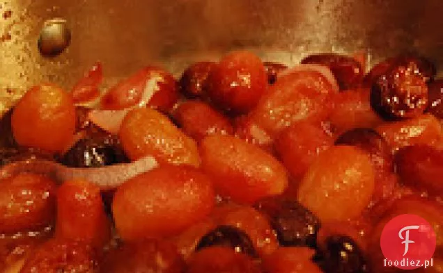 Kiełbasa Pieczona Na Drzewie Z Winogronami I Cebulą