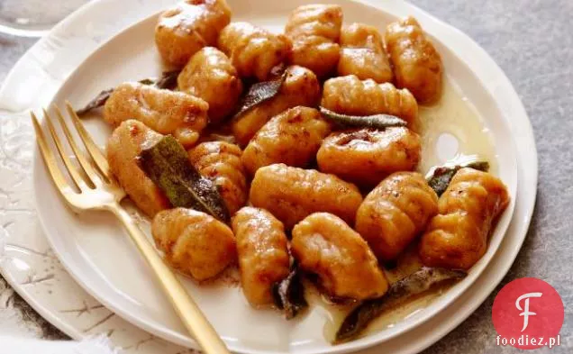 Gnocchi ze słodkich ziemniaków z brązowym masłem klonowo-cynamonowo-szałwiowym