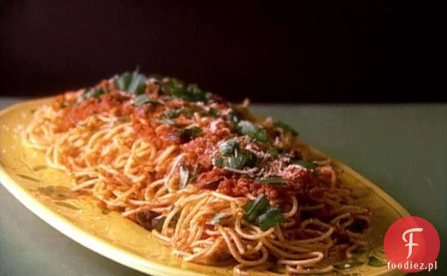 Spaghetti z oliwkami i sosem pomidorowym